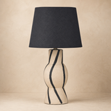 Lámpara cerámica Loxton en estudio beige cálido estilo Elara