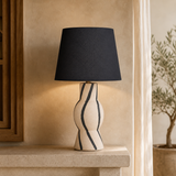 Lámpara cerámica Loxton con pantalla negra en interior mediterráneo premium
