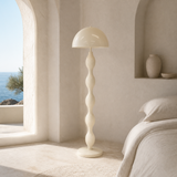 Lámpara de pie Lucca marfil en dormitorio mediterráneo costero