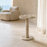 Mesa auxiliar Lucca de mármol en galería costera mediterránea