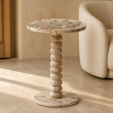Mesa auxiliar Lucca de mármol brecha en salón mediterráneo premium