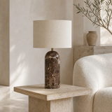 Lámpara de mesa Lucia de mármol marrón en salón mediterráneo premium